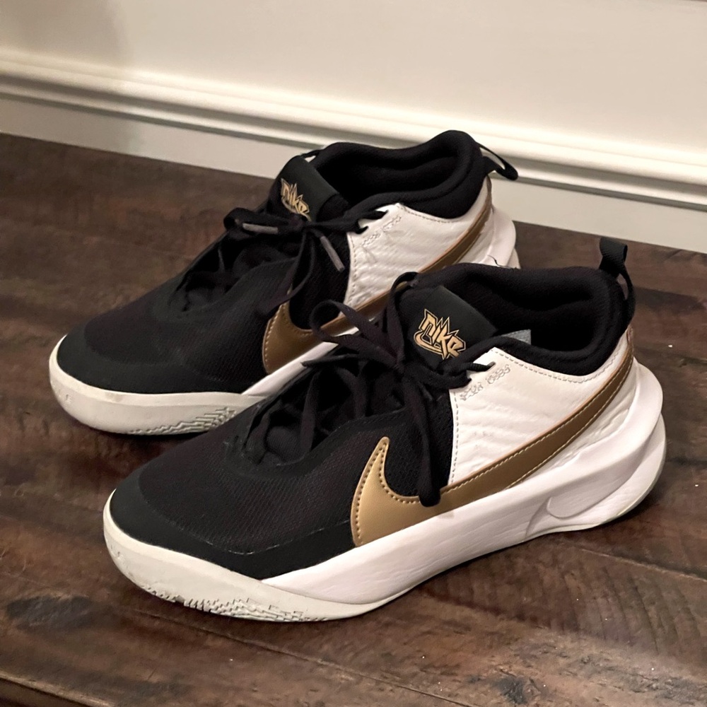 Nike Team Hustle sneakers. Boys  size 3.5